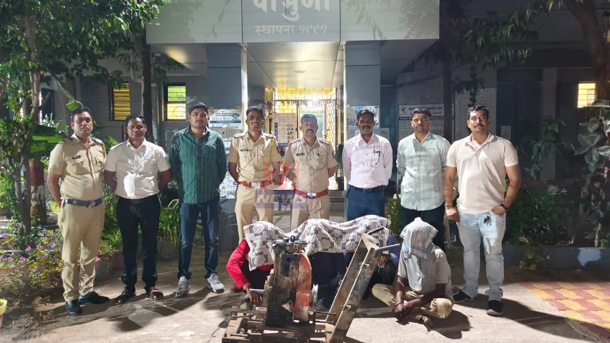 कटर मशीन चोरी प्रकरणी पोंभुर्णा पोलिसांनी जप्त केलेली मशीन
