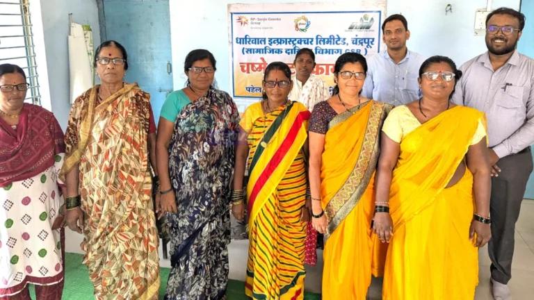 ताडाळी येथे मोफत चष्मा वितरण कार्यक्रमात ग्रामस्थांना चष्मे देताना आयोजक