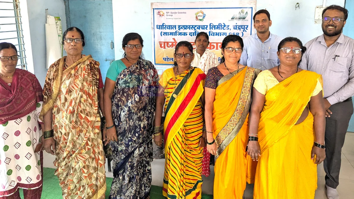 ताडाळी येथे मोफत चष्मा वितरण कार्यक्रमात ग्रामस्थांना चष्मे देताना आयोजक