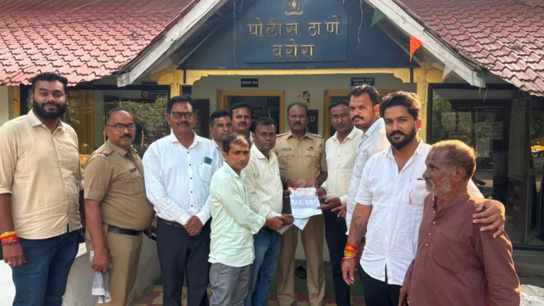 करण देवतळे फेसबुक पोस्ट प्रकरणी वरोरा पोलीस निरीक्षकांना निवेदन देताना भाजप पदाधिकारी