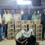 वाठोडा देशी दारू जप्त करून पोलिसांनी खोक्यांतील बाटल्यांचा साठा दाखवला