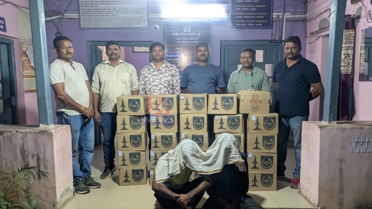 वाठोडा देशी दारू जप्त करून पोलिसांनी खोक्यांतील बाटल्यांचा साठा दाखवला